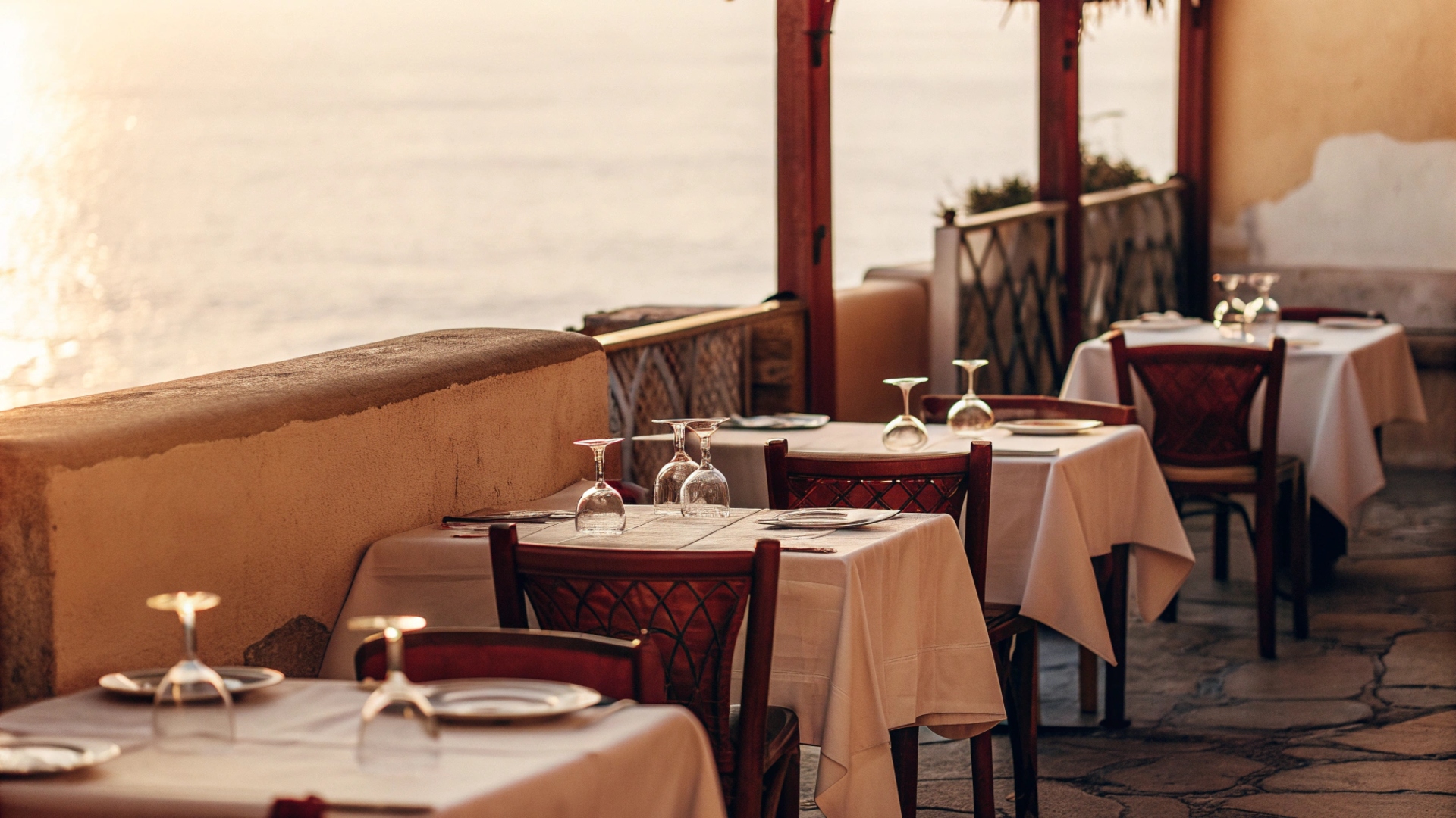 Terrazza di trattoria a Vietri sul Mare con vista mare