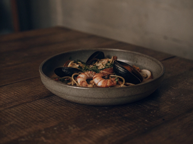 Piatto di frutti di mare in stile trattoria sulla Costiera Amalfitana